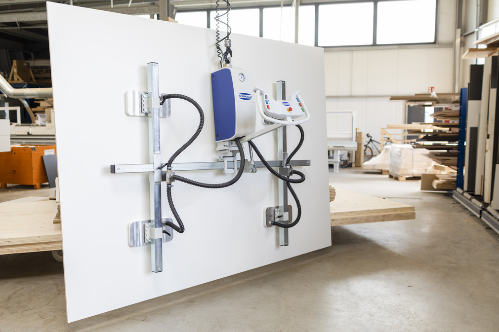 The swivelling function makes it possible to push sheets or remnants directly upright onto the shelf.